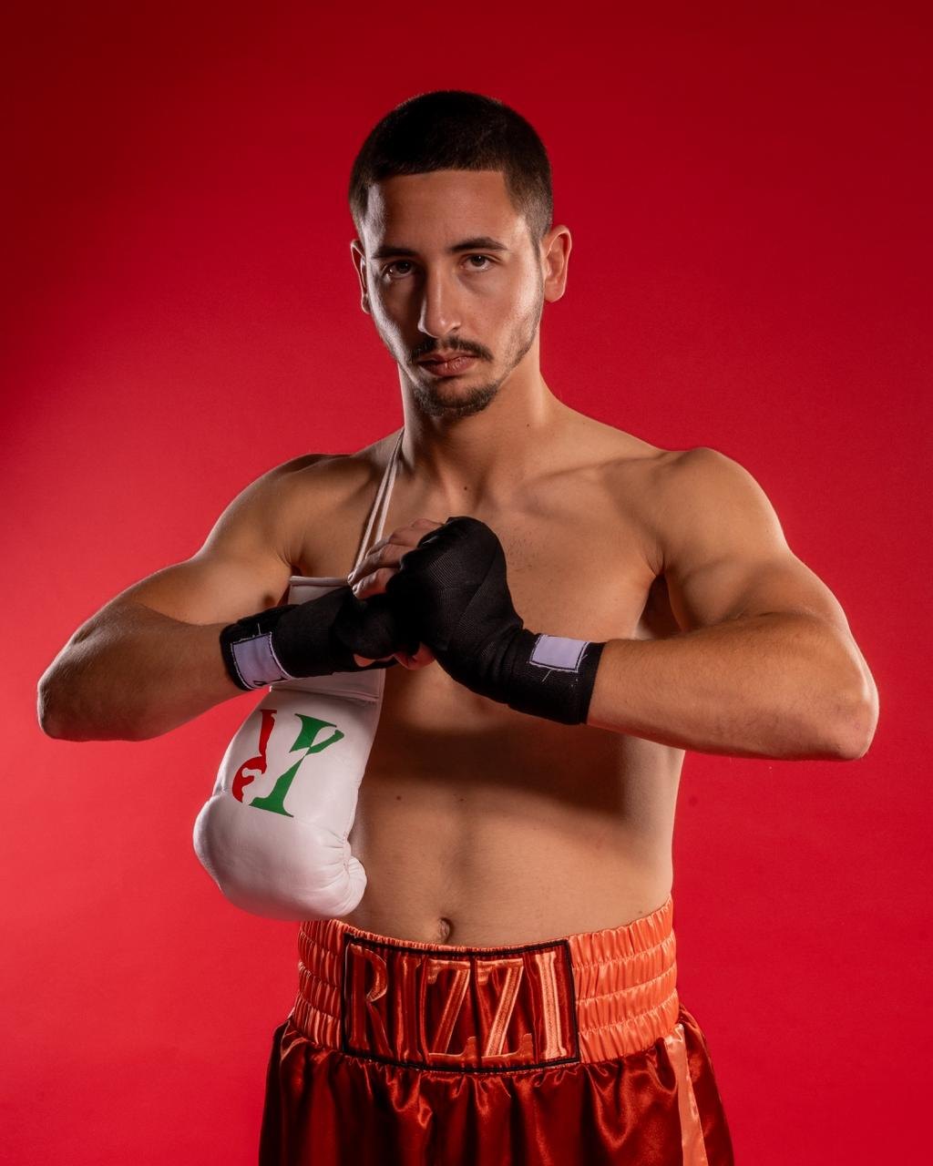 Riccardo Rizzi wrapping his hands before training